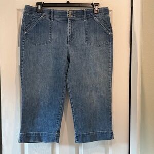 NWOT Gloria Vanderbilt Classic Blue Denim Jean Capri 16